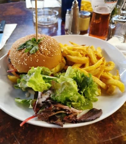 Burger frites servi chez L’Entrepot’s Paris 20