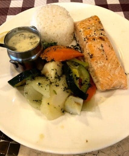 Plat de saumon avec riz et légumes chez L’Entrepot’s
